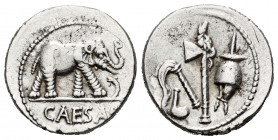 Julius Caesar. Denario. 54-51 a.C. Galia. (Ffc-50). (Craw-443/1). (Cal-640). Anv.: Elefante a derecha pisando una serptiente, en exergo CAESAR. Rev.: ...