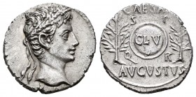Augustus. Denario. 20-19 a.C. Colonia Patricia (Córdoba). (Ffc-32). (Ric-36a). (Cal-796). Anv.: Cabeza laureada de Augusto a derecha. Rev.: Escudo con...