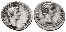Augustus y Tiberius. Denario. 13-14 d.C. Lugdunum. (Spink-1737). (Ric-266). (Seaby-2). Anv.: CAESAR AVGVSTVS DIVI F PATER PA(TRIAE). Cabeza laureada d...