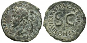 Augustus. Dupondio. 7 d.C. Rome. (Spink-1672). (Ric-429). (Ch-518). Anv.: CAESAR AVGVS PONT MAX. Busto de Augusto a izquierda, detrás Victoria. Rev.: ...