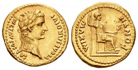 Tiberius. Áureo. 14-17 d.C. Lugdunum. (Spink-1760). (Ric-25). (Cal-305). Anv.: TI CAESAR DIVI AVG F AVGVSTVS. Busto laureado a derecha. Rev.: PONTIF M...