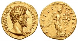 Lucius Verus. Áureo. 163-164 d.C. Rome. (Ric-522). (Ch-248). (Cal-2174). Anv.: L VERVS AVG ARMENIACVS. Busto desnudo a derecha. Rev.: TR P IIII IMP II...