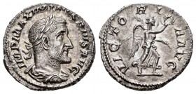 Maximinus I. Denario. 235-236 d.C. Rome. (Ric-16). (Ch-99). Anv.: IMP MAXIMINVS PIVS AVG . Busto laureado, drapeado y acorazado a derecha. Rev.: VICTO...