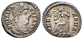 Valens. Silicua. 368-375 d.C. Treveri. (Spink-19675). (Ric-27b). Rev.: VRBS ROMA. Roma sentada en trono a izquierda con Victoria sobre globo y descans...
