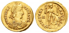 Honorius. Sólido. 405-406 d.C. Ravenna. (Spink-20919). (Ric-1287). Rev.: VICTORIA AVGGG. El emperador con estandarte y Victoria sometiendo a un cautiv...