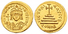 Tiberius II Constantine. Sólido. 578-582 d.C. Constantinople. 2ª oficina. (S-422). (Ratto-919). Rev.: VICTORI AAVGG B / CONOB. Cruz sobre pedestal de ...