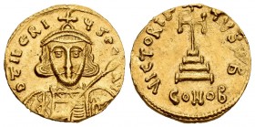 Mauricius Tiberius. Sólido. 668-685 d.C. Constantinople. Oficina B. (Sear-1360). Anv.: Busto coronado y drapeado de frente con lanza y escudo. Rev.: C...