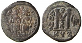 BISANZIO Giustino II (565-578) Follis (Cyzicus) Gli imperatori seduti di fronte - R/ Lettera M – Sear 372 AE (g 13,18) 
qBB