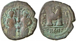 BISANZIO Giustino II (565-578) Follis (Antiochia) Gli imperatori seduti di fronte - R/ Lettera M – Sear 379 AE (g 13,70) 
MB