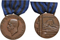 Vittorio Emanuele III (1900-1946) Medaglia Africa Orientale – Opus: G. Romagnoli – V. Perrone -AE (g 20,32 – Ø 33mm) Con nastrino
BB+