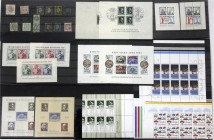 Briefmarken, Lots und Sammlungen
Deutschland: Kleines Lot auf Steckkarten, dabei Altdeutschland Hannover Mi-Nr. 13 gestempelt auf Briefstück mit Reih...