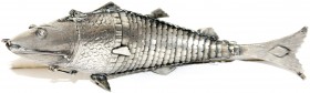 Varia, Silber
Beweglicher Silber-Fisch. Länge 21 cm; 102,85 g. Als Behältnis verwendbar (Kopf als Deckel mit Haken). Außergewöhnliche Arbeit. 
einig...