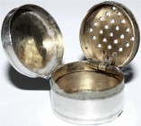 Varia, Silber, Großbritannien
Vinaigrette (Damen-Duftdöschen), Birmingham 1799 des Herstellers F.S. (Ford & Slater?). Innenvergoldung. 22 X 13 mm; 8,...