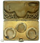 Varia, Silber, Großbritannien
Sovereign Case (Goldmünzen-Behältnis), London 1903 des Herstellers Goldsmiths & Silversmiths Co Ltd. 3 Einheiten mit Fe...