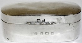 Varia, Silber, Großbritannien
Schnupftabakdose, Birmingham 1905 des Herstellers W. Aitken. 67 X 30 X 27 mm; 27,11 g. 
einige Dellen
