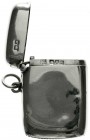 Varia, Silber, Großbritannien
Vesta Case (Streichholztresor), Chester 1908 des Herstellers William James Myatt & Co. 44 X 33 X 7 mm; 20,09 g.