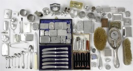 Varia, Silber, Großbritannien
Große Sammlung meist englischer Silber-Gegenstände, u.a. Tabatieren, eine Haarbürste, ein Messerset im Etui, Set emaill...