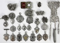 Varia, Silber, Großbritannien
Sammlung von 19 versch. Silber-Anhängern, Silberketten und Chatelains. Victoria bis George V. Besichtigen.