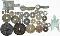 CHINA und Südostasien, China, Lots bis 1949
Kl. Posten von 30 meist seltenen, jedoch zweifelhaften Stücken: Spatenmünzen, Messermünzen (Wang Mang), G...