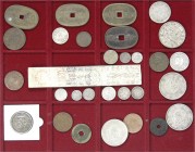 CHINA und Südostasien, Japan, Lots
Schuber mit 31 Stück: 29 Münzen des 19. und 20. Jh. U.a. 50 Sen Jahr 4 (Broschierspuren), Yen Jahr 3 (Broschierspu...