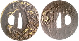 CHINA und Südostasien, Japan, Varia
Eisernes Tsuba (Parierstange) für ein Katana um 1860. Goldtouchierte Drachendarstellungen. 73 X 75 X 4 mm. 
sehr...