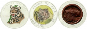 CHINA und Südostasien, Korea Nord, Lots
3 bessere Silberunzenstücke: 500 Won 1995 Tiger coloriert (KM 69), 500 Won 1996 Hologram Tiger/Panda (KM 421)...