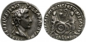 Römische Münzen, Kaiserzeit, Augustus 27 v. Chr. bis 14 n. Chr
Denar 2/14 Lugdunum. Belorb. Kopf r./Gaius und Lucius Caesar mit zwei Schilden, zwei S...