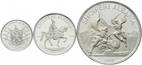 Ausländische Münzen und Medaillen, Albanien, Sozialistische Volksrepublik, 1946-1991
3 Silbermünzen: 5 Leke 1968 Staatswappen, 10 Leke 1970 Reitersta...