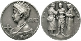 Medaillen, Erster Weltkrieg
Silbermedaille 1914 von Sturm und Grünthal. Brb. Auguste Victoria l./Arzt und Schwester verarzten Verwundeten. 35 mm; 18,...