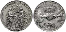 Medaillen, Liebe und Ehe
Silbermedaille o.J.(um 1700) unsigniert, von P.H. Müller. Brautpaar am Weinstock/2 Hände aus Wolken halten Herz, darunter Tu...