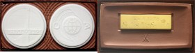Medaillen, Luftfahrt und Raumfahrt
DDR: Porzellan-Medaillenset 1978 zum Interkosmosprogramm: 2 weiße Porzellanmedaillen zu je 41 mm, eingesetzt in br...