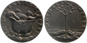 Medaillen, Münchner Medailleure, Karl Goetz
Eisenmedaille o.J. Säugling im Stahlhelm/"WACHSE UND WERDE". 58 mm. 
vorzüglich