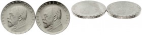 Gedenkmünzen der DDR
5 Mark Koch auf dünner Ronde 1970. 9,31 g. (Randschrift links umlaufend), dazu Vergleichsstück mit einem Gewicht von 11,80 g. (R...