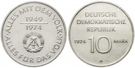 Gedenkmünzen der DDR
10 Mark Materialprobe 1974 A. 25 J. DDR vom Cu/Ni/Zn-Typ in AG 0,500 mit Randschrift. 
prägefrisch