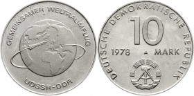Gedenkmünzen der DDR
10 Mark 1978 A. Weltraumflug, offen in Kapsel. 
Polierte Platte, etwas angelaufen, selten