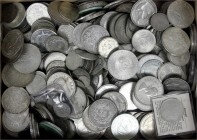 LOTS, Sammlungen allgemein
Ca. 4700 gr. Silbermünzen (Brutto) aus aller Welt ab ca. 1900 bis 1990. Dabei u.a. Lettland, Österreich, Niederlande, Süda...