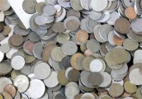 LOTS, Sammlungen allgemein
1 Plastikkiste mit ca. 68 Kilo Münzen aus aller Welt. Meist Kursmünzen. 
untersch. erh. NUR AN SELBSTABHOLER