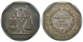 Jeton Octagonal, 1825, AG 32 mm poinçon Ancre
Avers : LEGIBUS OMNIA PAREANT
Revers : CHAMBRES DES HUISSIERS DE SENLIS 1825, dans une couronne DEPARTEM...