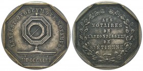 Jeton Octagonal, 1846, AG 34 mm poinçon Main
Avers : LEX EST QVODCVMQVE NOTAMVS MDCCCXLVI
Revers : LES NOTAIRES DE L'ARRONDISSEMENT DE ST ETIENNE Dans...