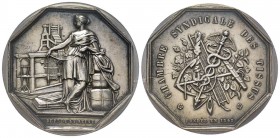 Jeton, 1848, AG 36 mm poinçon Abeille
Avers: Ouvrière debout, accoudée sur des caisses devant un métier à tisser et tenant de sa main droite un fuseau...