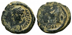 Justinian I. AE Follis 527-565 

Condition: Very Fine

Weight: 17.5 gr
Diameter: 30 mm