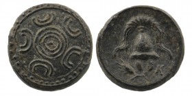 Kings of Macedon. Uncertain mint. Alexander III "the Great" 336-323 BC.
Macedonian shield
Rev: Helmet/ Grain below.right monogram K
3,39 gr. 15 mm