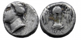 Pontos. Amisos . 400-300 BC. Ar Drachm.
Turreted bust of Hera-Tyche right.
Rev: Owl standing facing, with spread wind, on shield.
HGC 7, 233
4,04 gr. ...