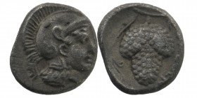 Cilicia. Soloi circa 410-375 BC. AR Obol
Helmeted head of Athena right / Grape bunch on vine. 
SNG France 185; SNG Levante 47
0,80 gr. 10 mm