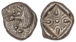 GREEK COINS
Dracma. 391-377 a.C. HECATOMNOS. CARIA. Anv.: EKA. Cabeza de león a izquierda. Rev.: Flor de cuatro pétalos y doce pístilos en cuadrado i...