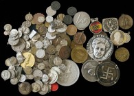 LOTS AND COLLECTIONS
Lote 247 monedas, fichas cooperativas y medallas. Incluye: 9 monedas romanas, 80 monedas cobre siglos XVI a XX, 21 Fichas cooper...