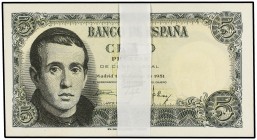 SPANISH BANK NOTES: ESTADO ESPAÑOL
Lote 100 billetes 5 Pesetas. 16 Agosto 1951. Balmes. Serie V. 84 correlativos y 16 correlativos. (Leves manchitas ...