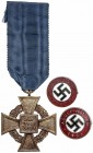 WORLD DECORATIONS
Lote condecoración 40 años servicio y 2 Insignias nazis. (1933-1945). III REICH. ALEMANIA. Br. dorado, metal gris y esmaltes. La co...