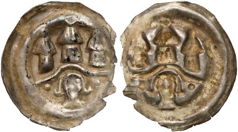 Brakteat guziczkowy (XIII-XIV w.) - głowa pod łukiem z 3 wieżami
 Choć sam moty...
