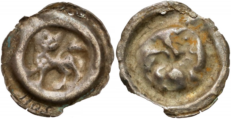 Brakteat guziczkowy (XIII-XIV w.) - Lew z głową do tyłu - rzadki
 Przedstawia: ...